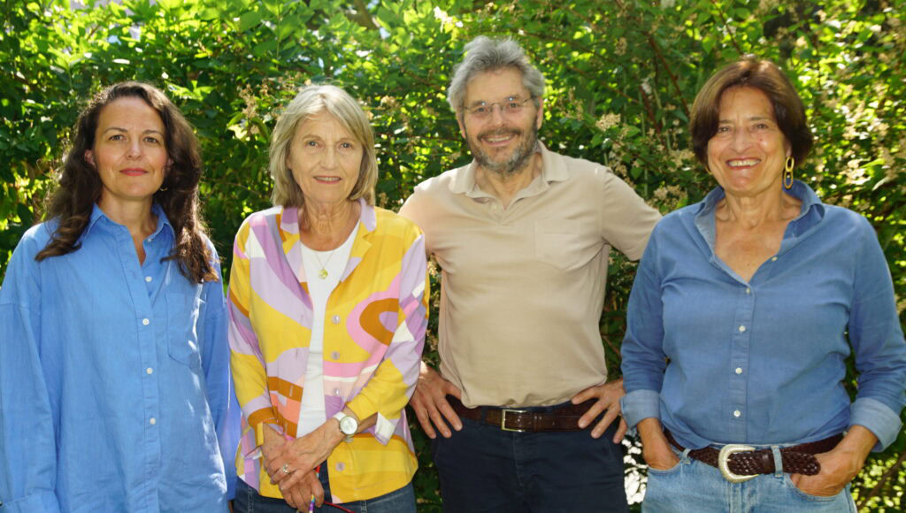 Foto van de docenten en kunsthistorici van Artetcetera. V.l.n.r Maya Mutlu, Thera Folmer-von Oven, Michiel Kersten en Emmelie de Mol van Otterloo