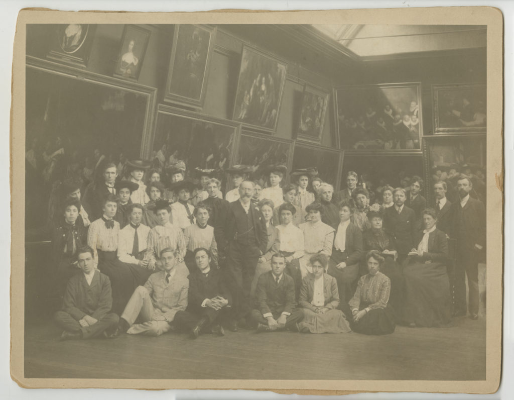 William Merritt Chase met zijn klas studenten in het Stedelijk Museum Haarlem, zomer 1903